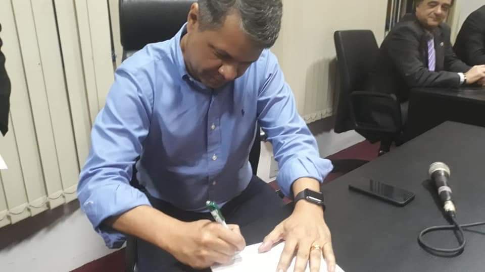 Deputado Carlos Henrique abona filiações